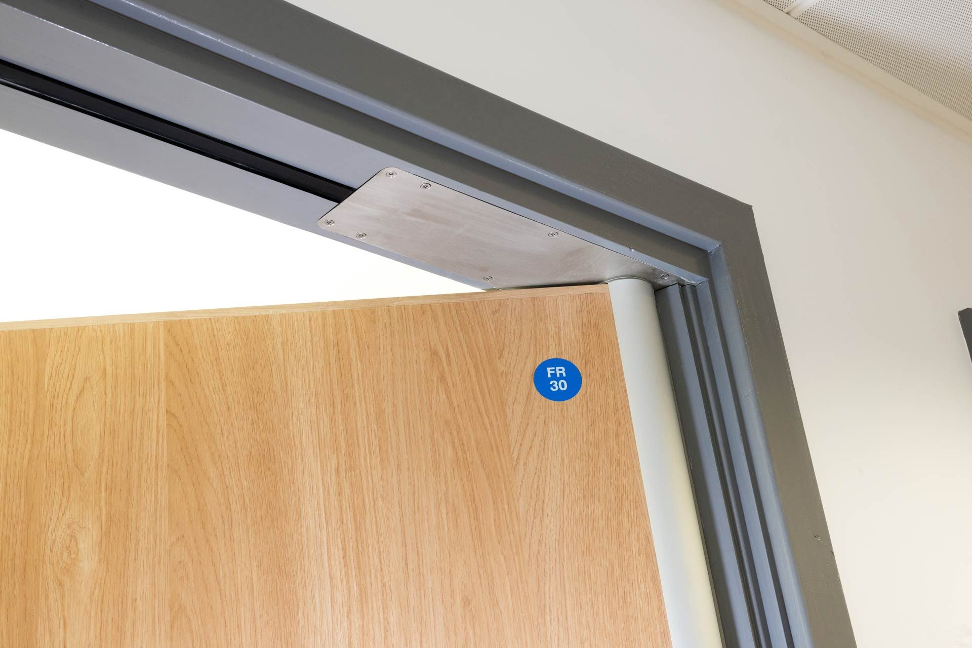 Concealed door closer